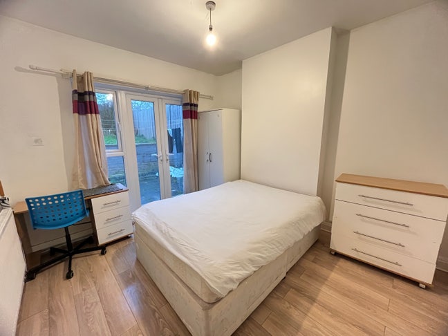 Double and Single bedromos available in Uxbridge Main Photo