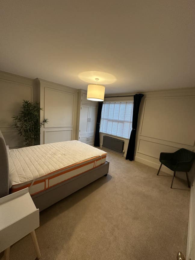 Large new refurbished double bedroom on own floor Main Photo