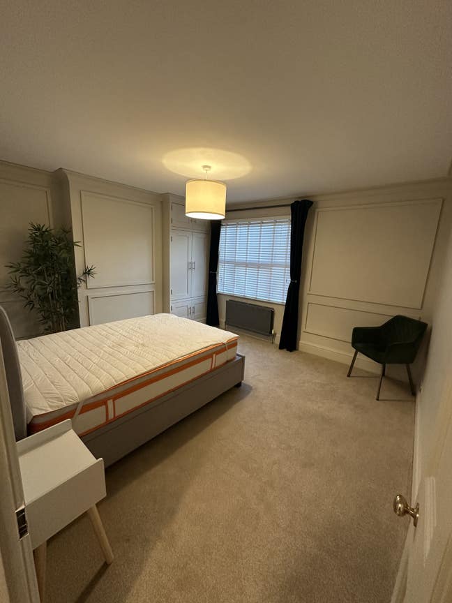 Large double furnished room available in whitecros Main Photo