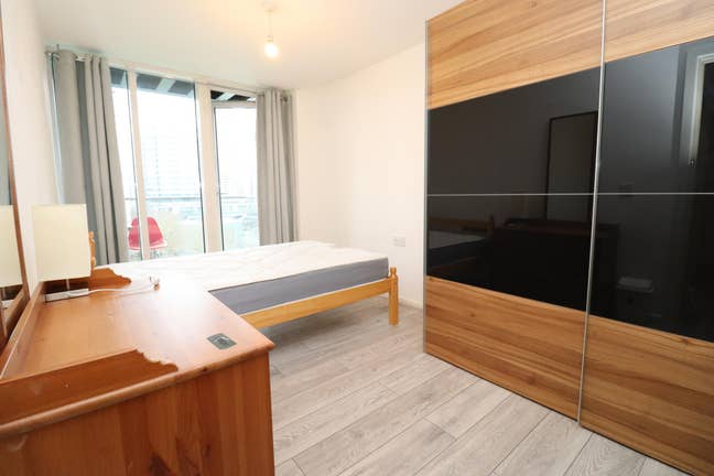 Beautiful Room with Balcony in Canary Wharf!  Main Photo