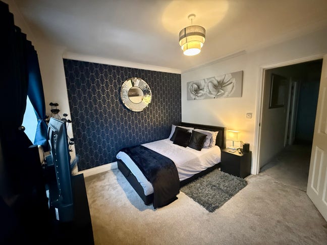 Spacious fully furnished double bedroom in modern  Main Photo