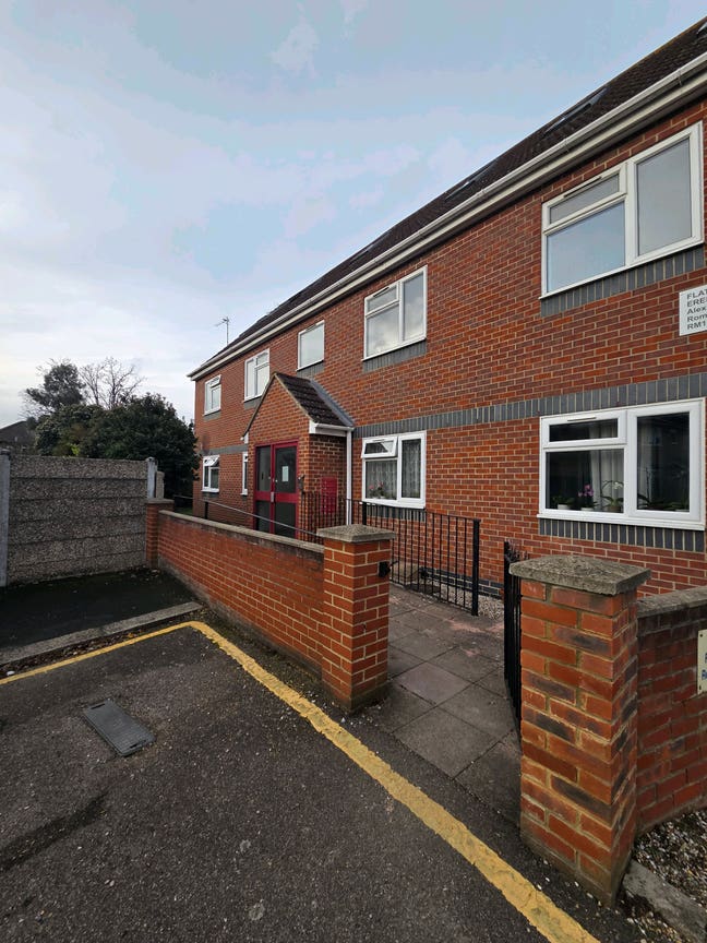 Modern One-Bedroom Apartment | Romford Main Photo