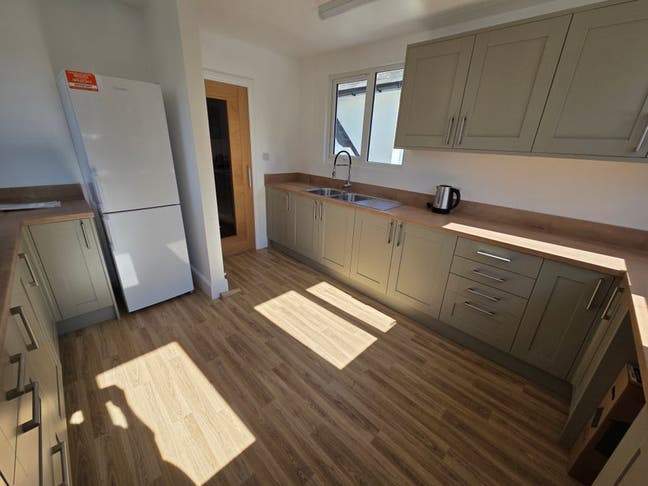 Lovely spacious room with ensuite Main Photo