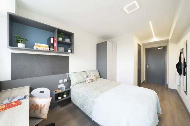 Bronze Ensuite Room at Canvas Capital House Main Photo