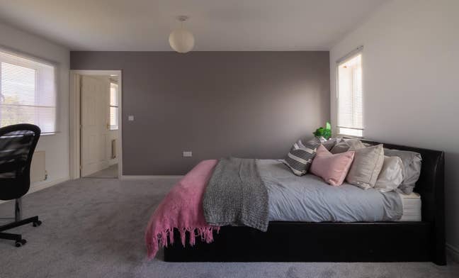 Huge ensuite - nr hospital & station Main Photo