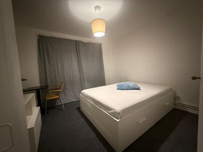 Large Double Room For Rent W3 Main Photo