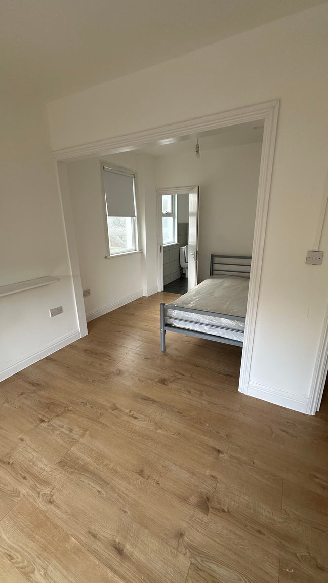 Stunning Large En-Suite Room in Prime Gants Hill Main Photo