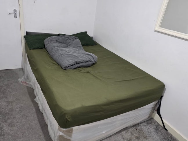 A spacious room with fitted double bed and maytre  Main Photo