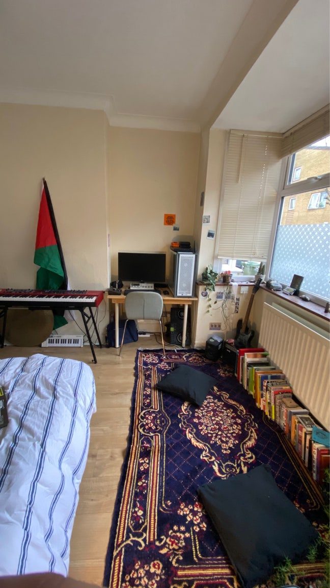 Large room near nature & east transport access  Main Photo