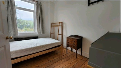 Small Double - along Elizabeth Line Main Photo