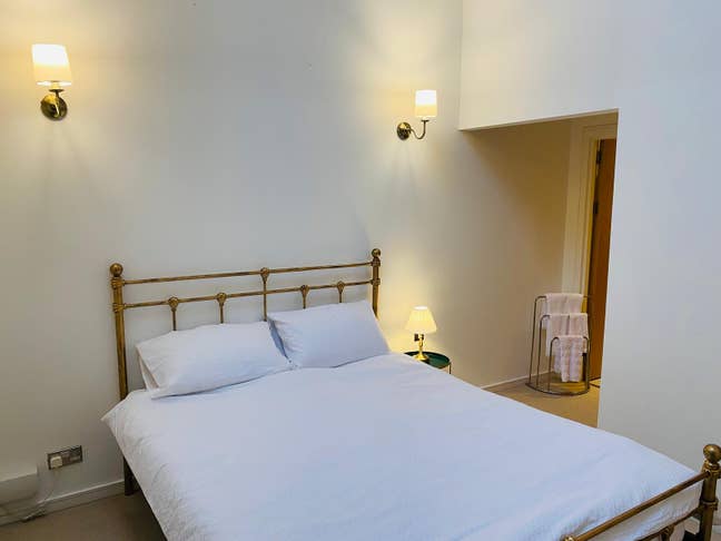 Furnished double bedroom with a private bathroom Main Photo