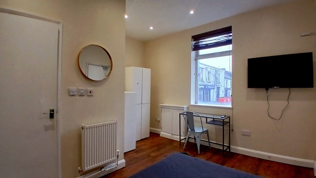 ST4/Stoke. Large Double Ensuite + Smart TV Main Photo