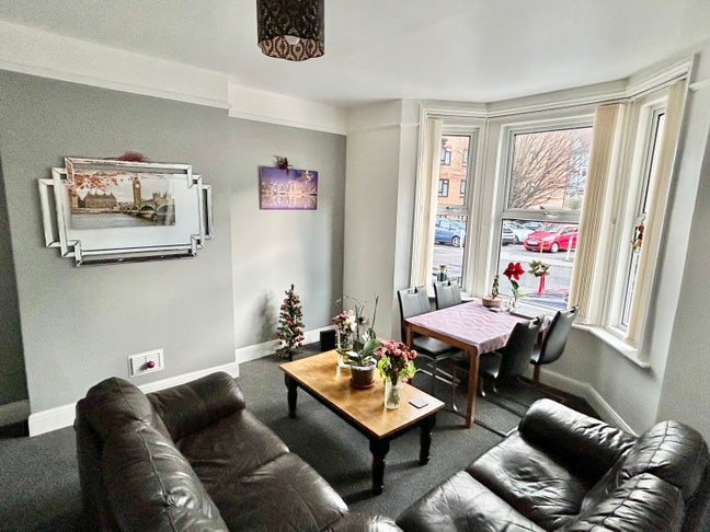 Move in to celebrate Xmas with nice household Main Photo