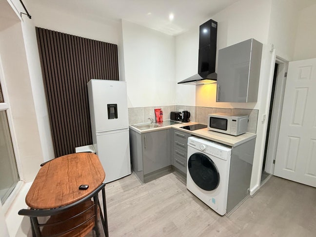 Small Apartment 1 Room (Couple or Single) Main Photo