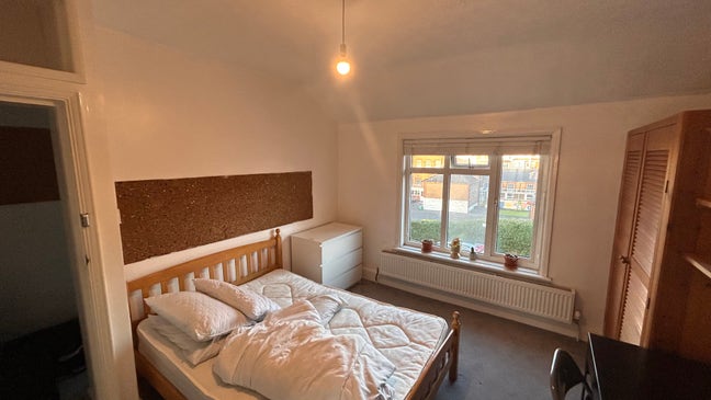 Coombe  Road  4  bed,  1  room  to  rent Main Photo