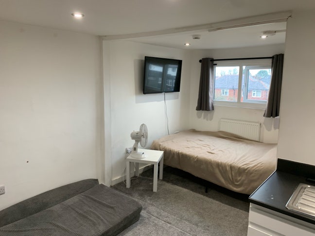 Self contained studio £200 PW  All bills included  Main Photo