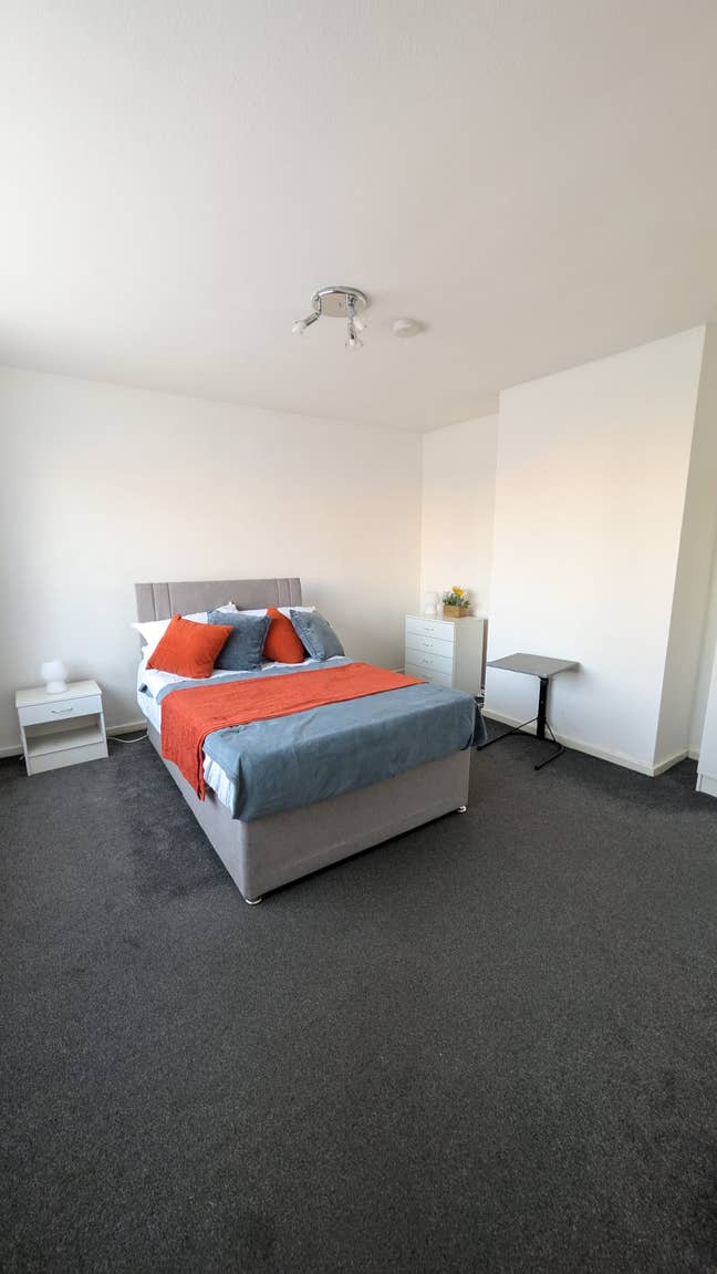 Large King-Size Furnished Room – Couples Welcome Main Photo