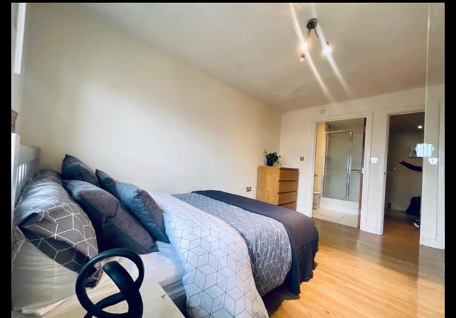 EN-suite room next to East India dlr Main Photo