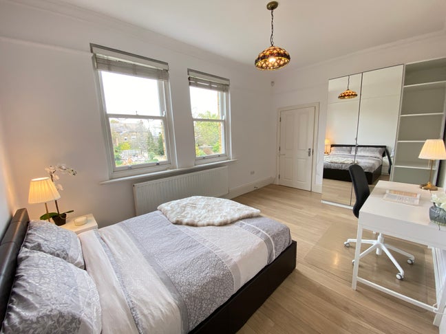 Large  Double Ensuite Room – Ealing Common Main Photo