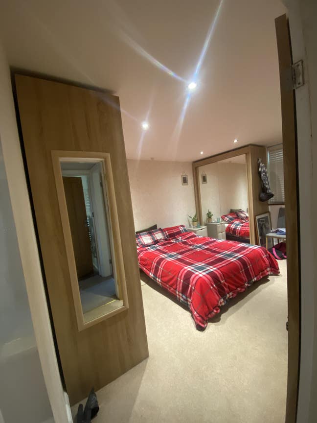 King-Size Furnished Room Available Main Photo