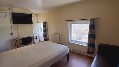 ST3/Longton. Double Ensuite + Sofa + TV + Parking Main Photo