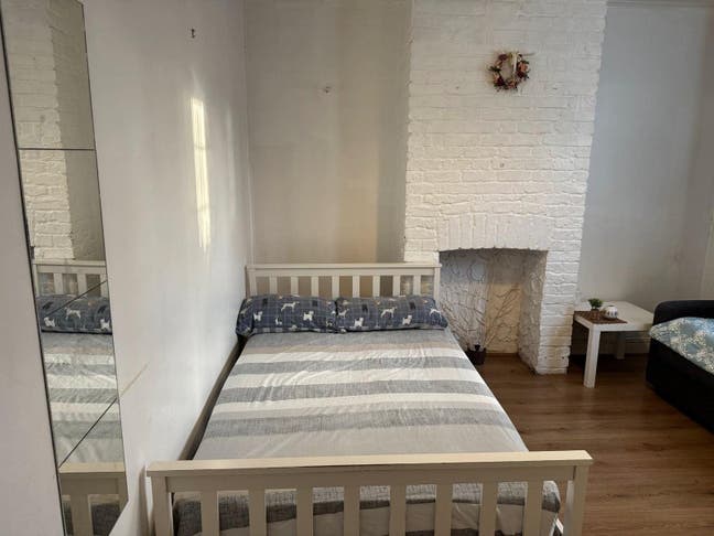 Bright double Bedroom Available in a Quiet Family  Main Photo