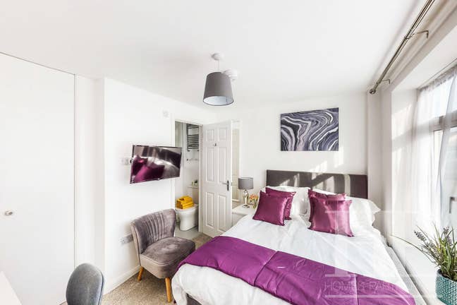 Double Bedroom with Ensuite Near Manor Royal! Main Photo