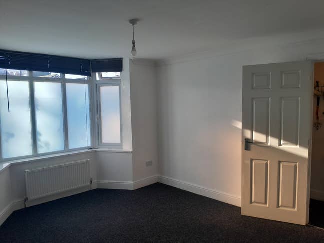 Female home, Large double room 750PCM Main Photo