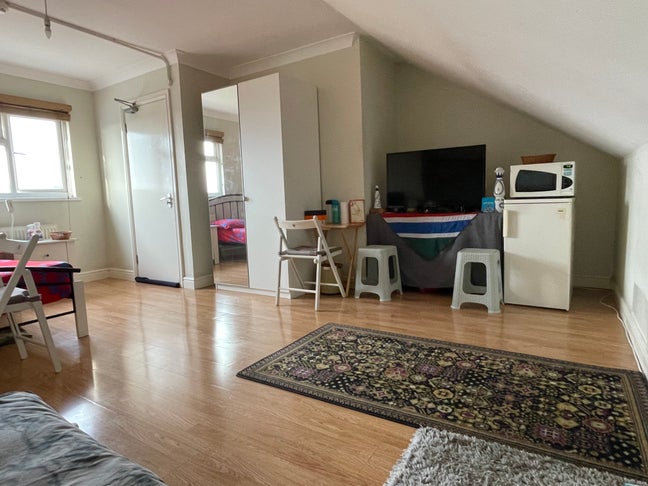 Enormous Furnished Loft Room – All Bills Included Main Photo