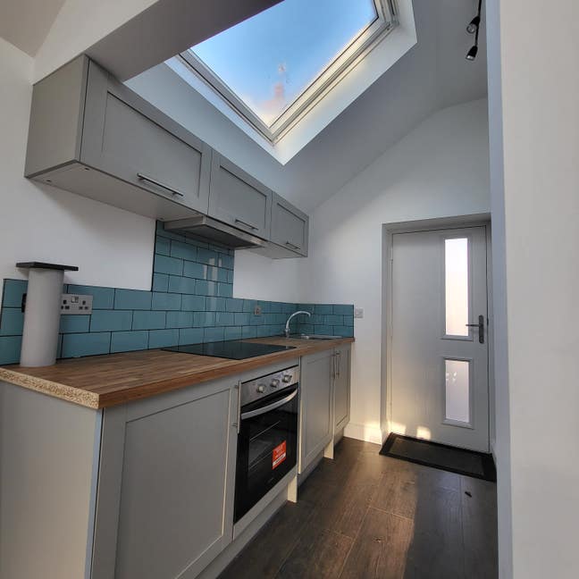 Furnished open plan studio to Rent Main Photo