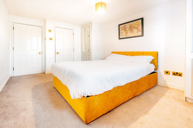 Modern Large Riverside Canary Wharf Rooms. Main Photo