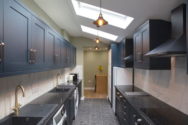 Premium en-suite room (30 mins to Waterloo) Main Photo