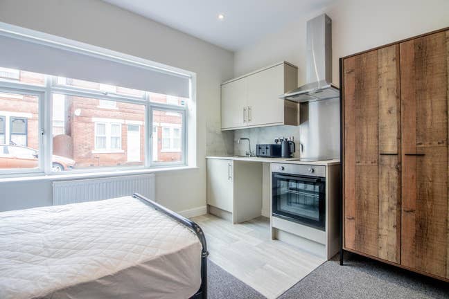 Recently Refurbished Studios and En-Suite Rooms Main Photo