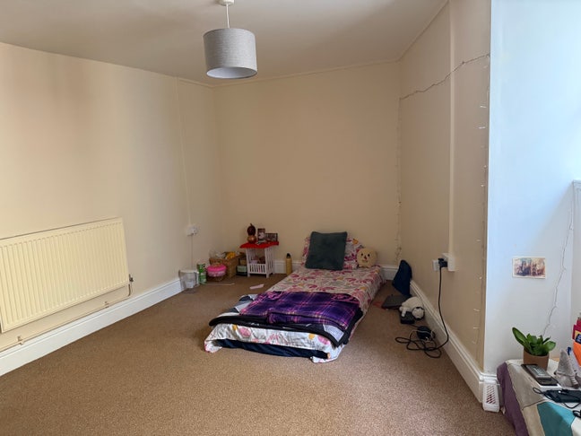 Single spacious room available in 2 bedroom house. Main Photo