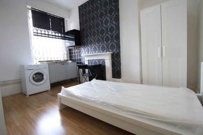 First floor studio in Wimbledon for Singles  Main Photo