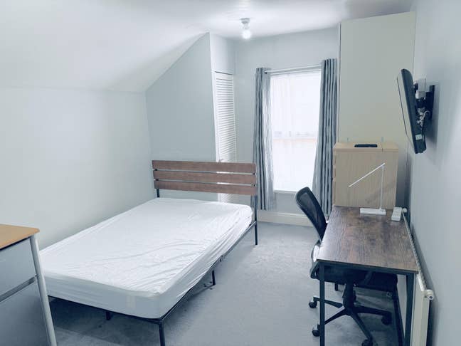 📍Opposite Reading 🚂 Modern Ensuite Double Room  Main Photo
