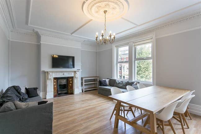 Largest room in 4-bed shared house, 2 bathrooms Main Photo