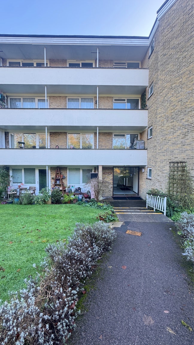 Spacious 2 Bedroom in  Southampton  Main Photo