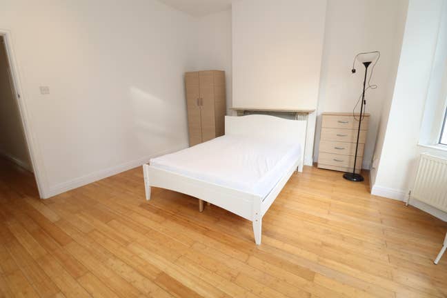 3 Bed Flat-Rooms Available for January-Walthamstow Main Photo