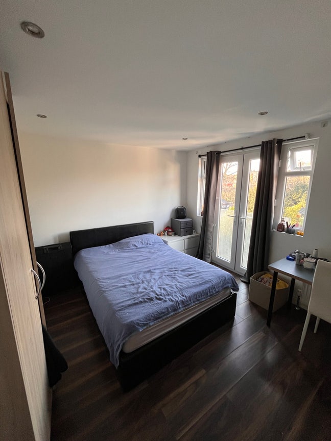 Large En-suite Double, 2 min to Piccadilly line Main Photo