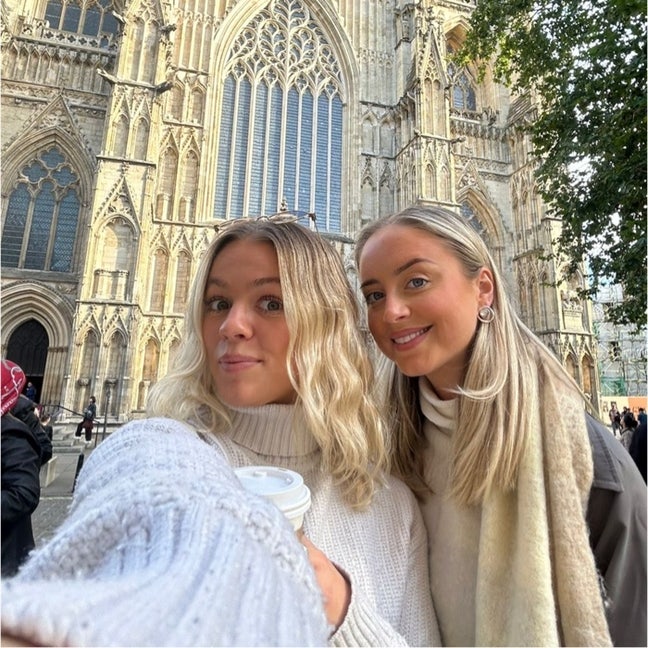 2 Girls (25) looking for rooms/ entire flat in SW Main Photo