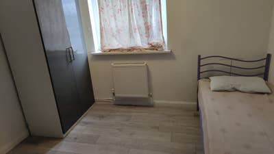 Large double bedroom in a flat Main Photo