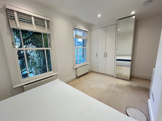 Great size, sunny bedroom in a spacious house Main Photo