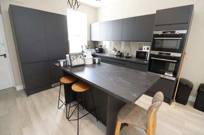 Modern in E&C – Available, Best price!! Main Photo