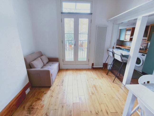 Airy & Tall Ealing Broadway W5 Victorian 1bed flat Main Photo