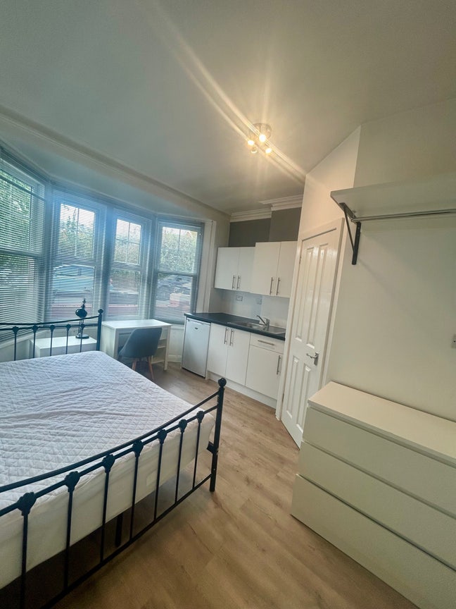 Self-Contained En-suite Room  Main Photo