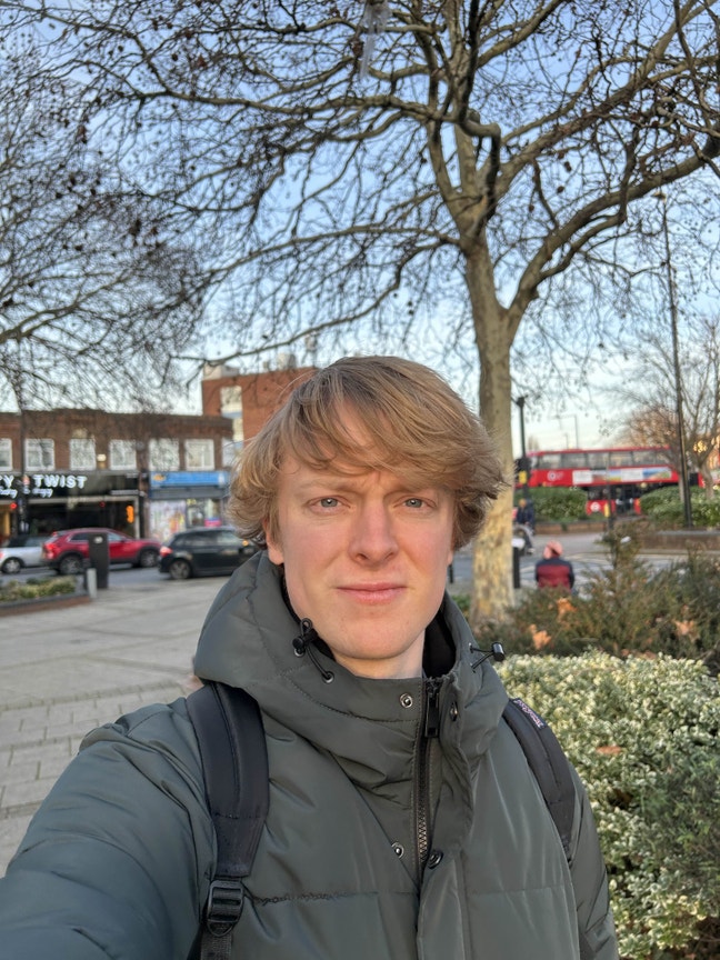 23 y/o looking for singe or double room Main Photo