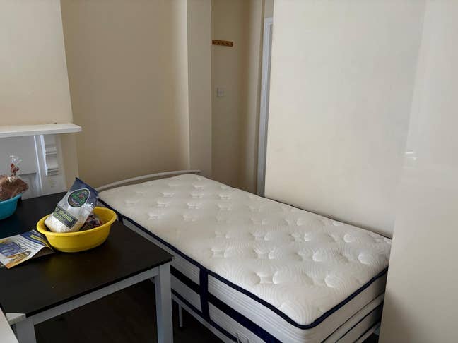 Single bed one person 250£ including all bills  Main Photo