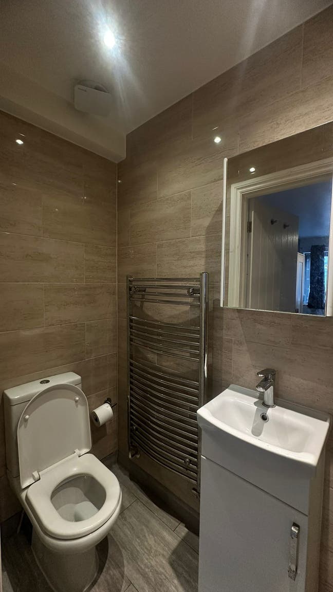 En-suíte available in E14 zone 2 Main Photo