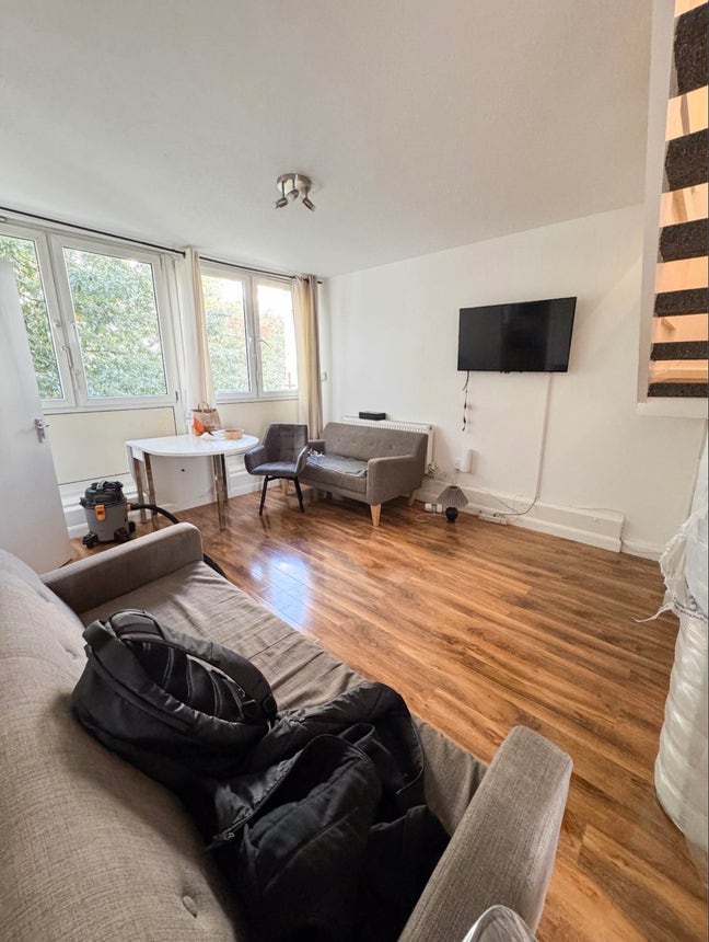 Cosy room in friendly flatshare @ ClaphamJunction Main Photo